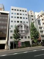 白いビルが目立ちます