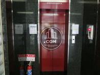 壁とエレベーターの色のコントラストがかっこ良いですね
