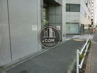 正面入り口からの周辺です