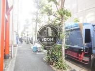 玄関前の街路樹が立ち並ぶ通り