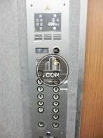 エレベーター内の操作面