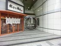 1階店舗横に玄関がります