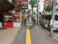 前面の歩道です