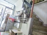 階段は建物内に設置されています
