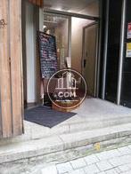 店舗の看板が飾られています
