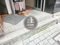 エントランスには少々の段差がございます