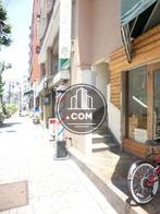 通りに面した１階部分には店舗が入居中です