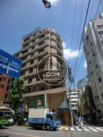 賑やかな通り沿いです