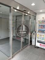 ガラスドアの先にエレベータホール