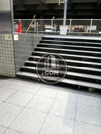 エントランスに行くまでに段差が数段あります