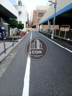 建物前の道