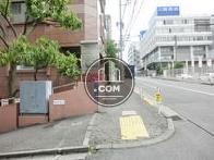 裏路地にも面しています