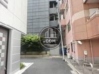 建物裏側を撮影。細い路地となっています