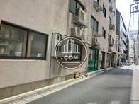 エントランスは側道に面しています