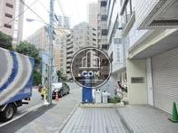 オフィスビル街に建ちます