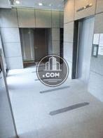 綺麗な質感の石目で構築されたエントランス