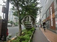 建物前は緑がございます