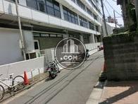 物件入口付近から見た周辺です