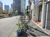 大通り沿いに面しています