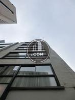 正面玄関から見上げた写真です