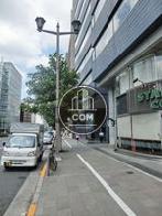 目の前の歩道は幅広です