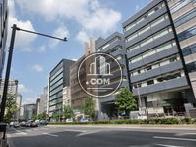 大通り沿いにビルが並びます