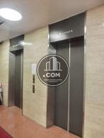 エレベーターが2基配列されています
