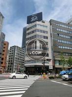 交差点の角に面しています