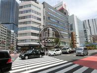 ビル前には大きな道路があります
