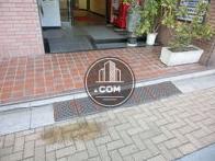段差のない正面玄関です