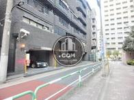 前面道路左側です