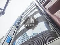 左右にスリットの入った壁面