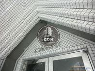 ビル名がシルバーで表記されています