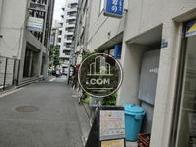 ビル周辺は都会とは思えない落ち着いた雰囲気です