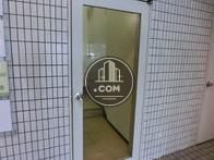 エントランスにある建物内階段の扉。