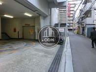 駐車場の出入口は建物の裏側にあります