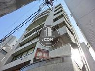 正面右側に外階段があります