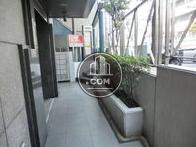 １階奥の店舗から見た玄関前です