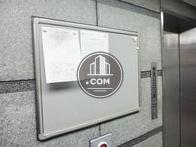 案内板がエントランス内にあります