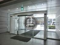 前面ガラス張りの出入り口

