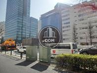 ビル目の前の大通りです