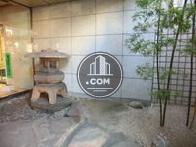 正面エントランスの横にちょっとした庭園があります