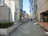 ビルの脇道