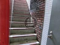 エントランス後方に階段があります