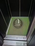 エレベーター内部