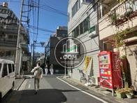 人通りが多少あります