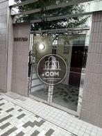 ガラスドアの先にエントランス