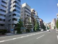 前面は大通りです