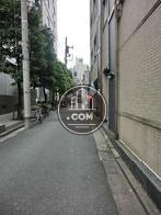 玄関前は落ち着いた環境です