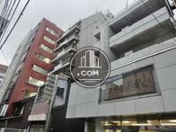 同規模のビルが立ち並びます